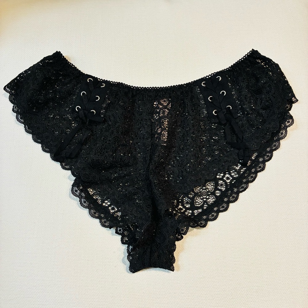 *NWT* Victoria’s Secret S/M/L 🖤 Black Lace-Up Cheeky Panty
